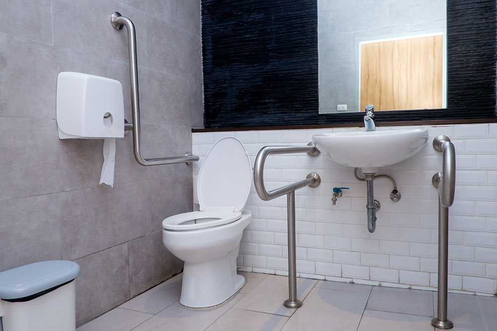 Gli ausili da installare in un bagno per disabili » SK Idraulica